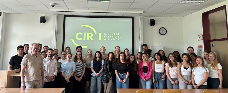 Studierende gestalten den Dialog über zirkuläre Wirtschaft Gruppenaufnahme mit Studierenden, Dozentinnen und der Geschäftsführung nach gemeinsamen Beiträgen im Rahmen von CIRI.