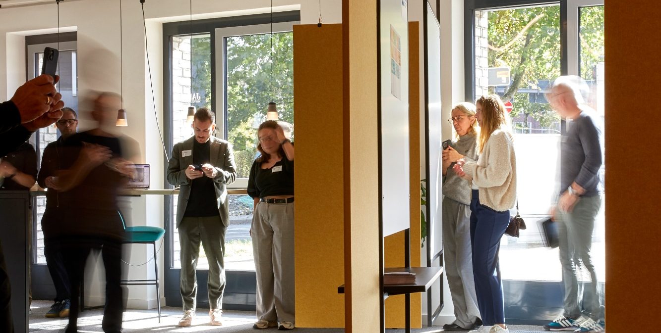 Ansicht der besuchten Ausstellung im CIRI Hub mit verschiedenen Materialpräsentationen und Gestaltungselementen.