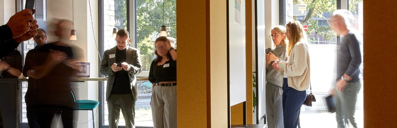 Besuch der Ausstellung im CIRI Hub Ansicht der besuchten Ausstellung im CIRI Hub mit verschiedenen Materialpräsentationen und Gestaltungselementen.