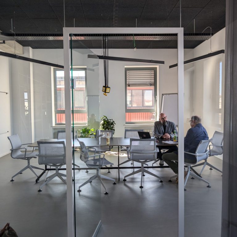 Besprechungsbereich mit zirkulärer Einrichtung Arbeitsbereich der Digitalen Werkbank Dortmund mit weiterverwendeten Bestandsmöbeln
