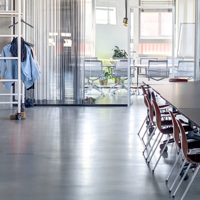 Zirkuläres Büro Arbeitsbereich der Digitalen Werkbank Dortmund mit weiterverwendeten Bestandsmöbeln